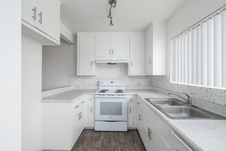 Island Breeze Apartments in Gardena, CA - Foto de edificio - Building Photo