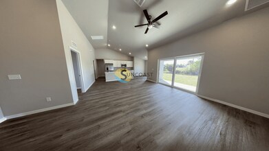 1720 NW 9th Pl in Cape Coral, FL - Foto de edificio - Building Photo