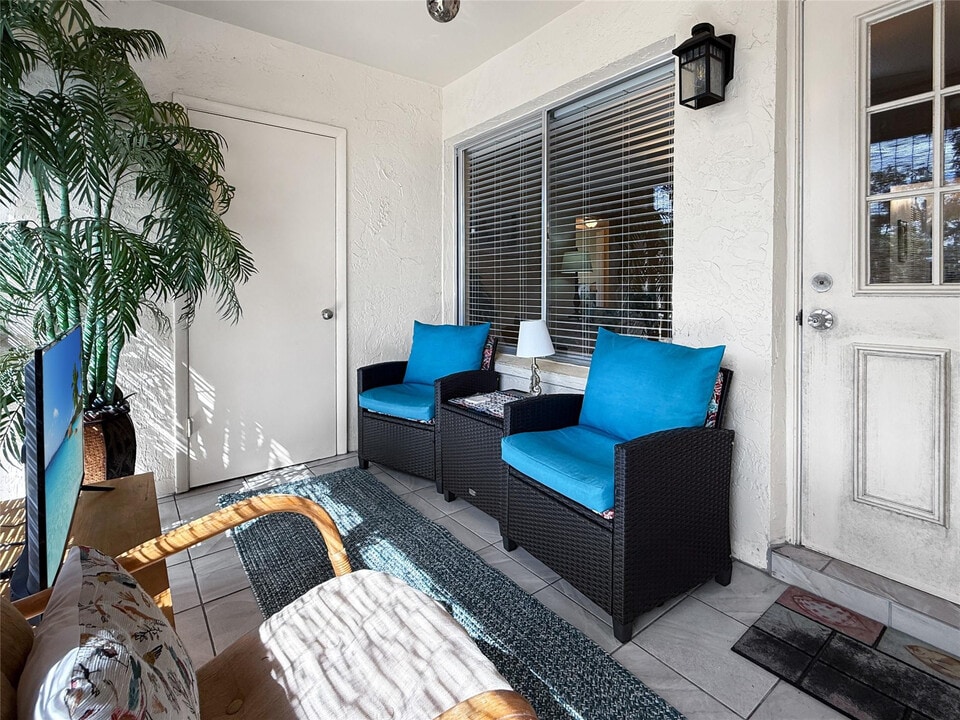 320 Knotty Pine Cir in Greenacres, FL - Building Photo