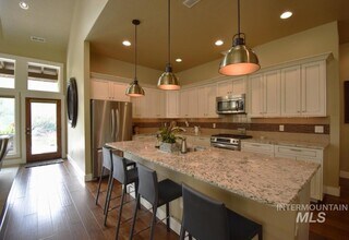 1193 E Lone Shore Dr in Eagle, ID - Foto de edificio - Building Photo