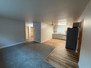 533 Mumford St in Anchorage, AK - Foto de edificio - Building Photo