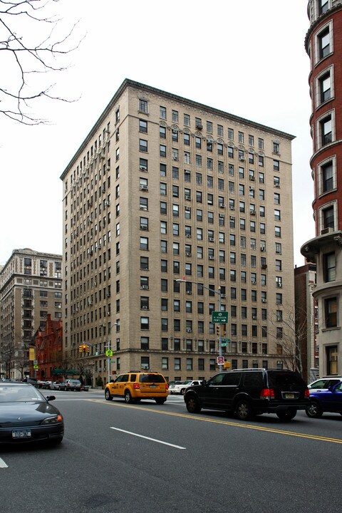 393 West End Ave in New York, NY - Building Photo