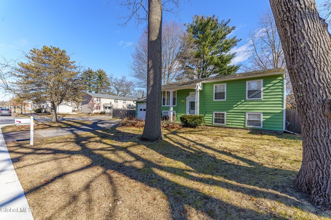 51 Vanderbilt Ave in Saratoga Springs, NY - Building Photo - Building Photo
