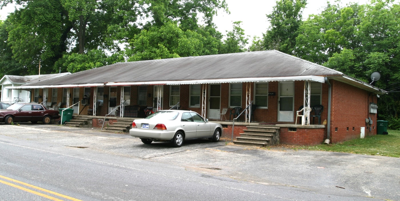 320-330 Irby St in Woodruff, SC - Building Photo