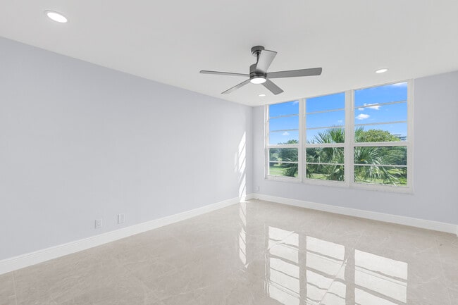 property at 2901 S Palm Aire Dr