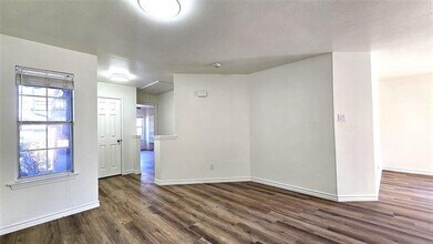 901 W Congress St in Denton, TX - Building Photo - Building Photo