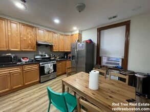 129 Cedar St, Unit 3 in Boston, MA - Foto de edificio - Building Photo