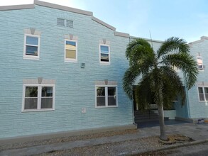 Mirror Lake Apartments in St. Petersburg, FL - Building Photo - Building Photo