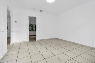 634 SW 10th St, Unit 4 in Miami, FL - Building Photo - Building Photo