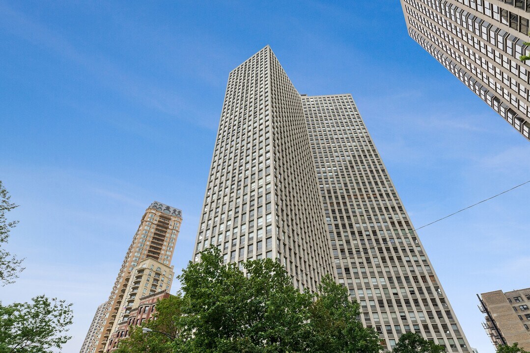 2626 N Lakeview Ave in Chicago, IL - Building Photo