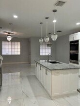 1305 Lucaya Dr in Riviera Beach, FL - Foto de edificio - Building Photo