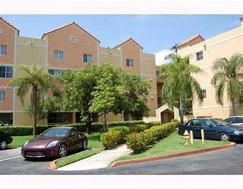 6045 NW 186th St, Unit 201 in Hialeah, FL - Building Photo - Building Photo