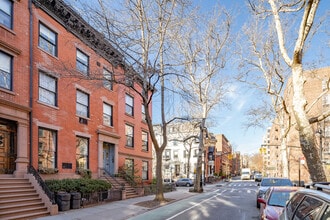 242 Henry St in Brooklyn, NY - Foto de edificio - Building Photo