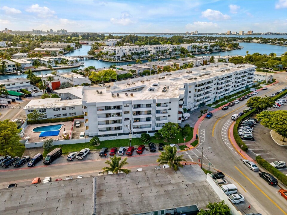 7300 Wayne Ave in Miami Beach, FL - Building Photo