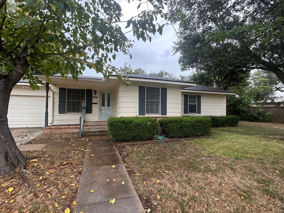 406 Pierce St in McGregor, TX - Building Photo