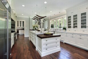 250 Old River Rd in Edgewater, NJ - Building Photo