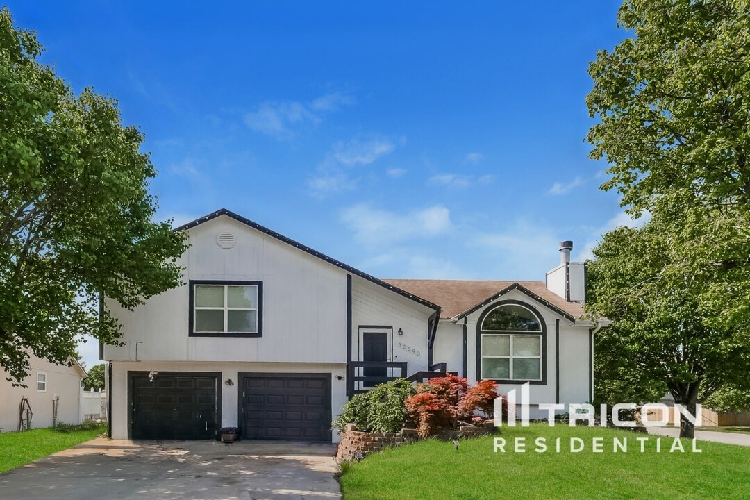 32593 W 172nd Terrace in Gardner, KS - Foto de edificio