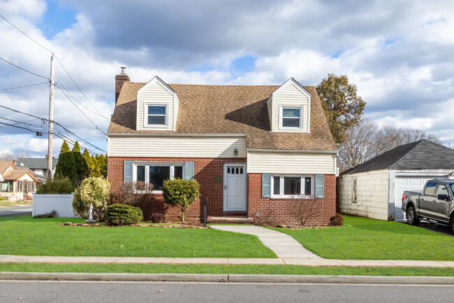 152 Charles St, Unit Floor 1 in Lynbrook, NY - Building Photo - Building Photo