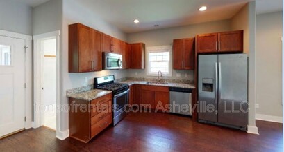 8 Loblolly Ln in Asheville, NC - Building Photo - Building Photo
