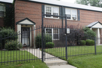 Jasmine Courtyard Townhomes in Denver, CO - Building Photo - Building Photo