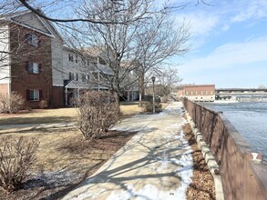 River Terrace Apartments in Janesville, WI - Foto de edificio - Building Photo