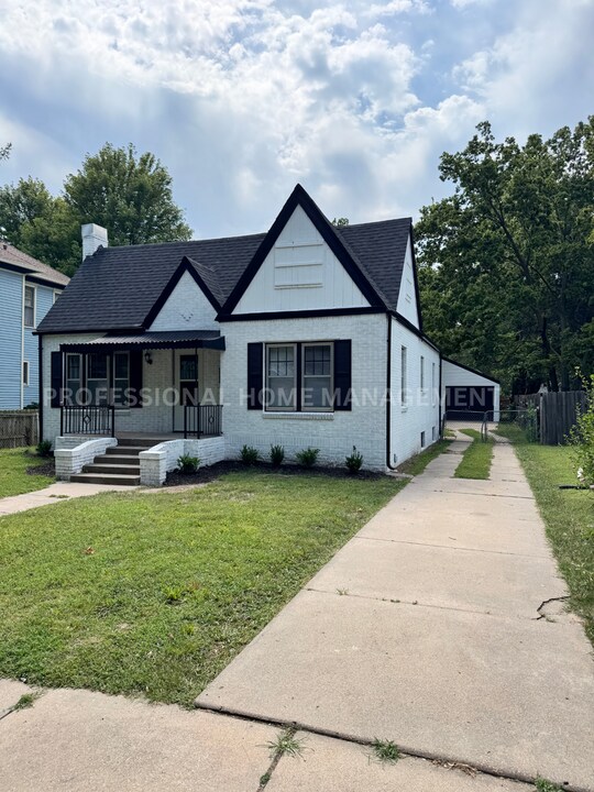 1221 N Pearce Ave in Wichita, KS - Building Photo