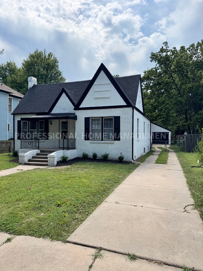 1221 N Pearce Ave