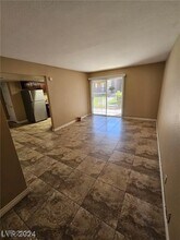 5081 River Glen Dr in Las Vegas, NV - Building Photo - Building Photo