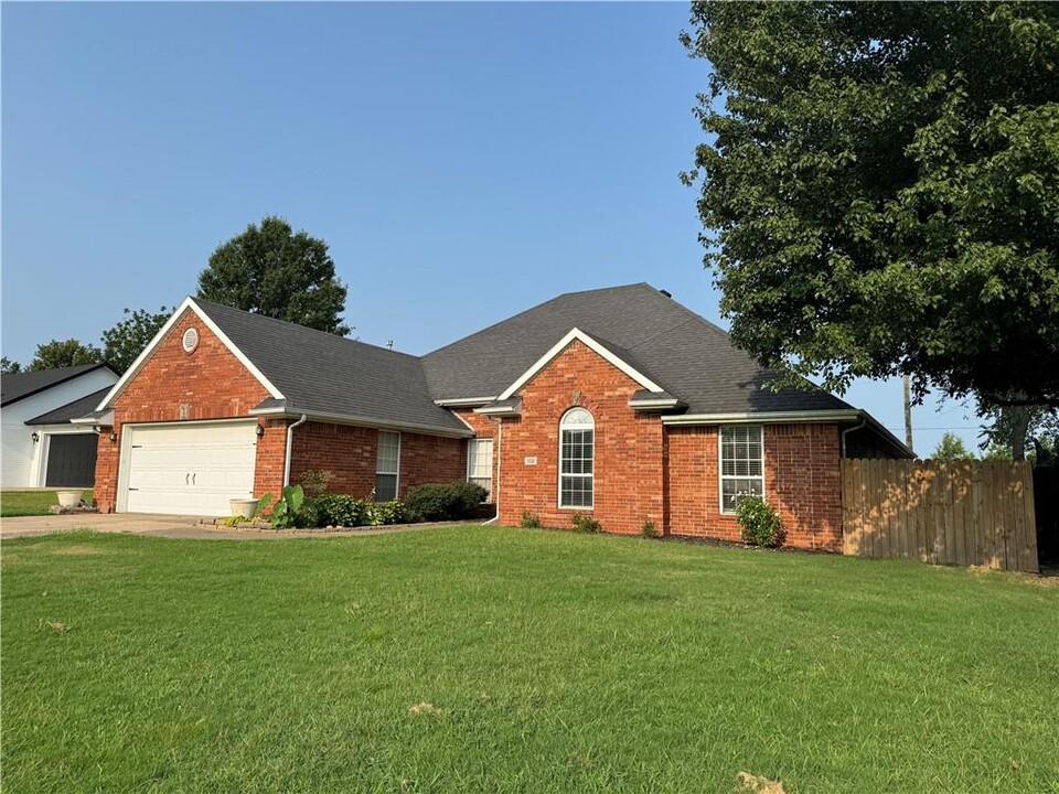 102 NW Apple Blossom in Bentonville, AR - Foto de edificio