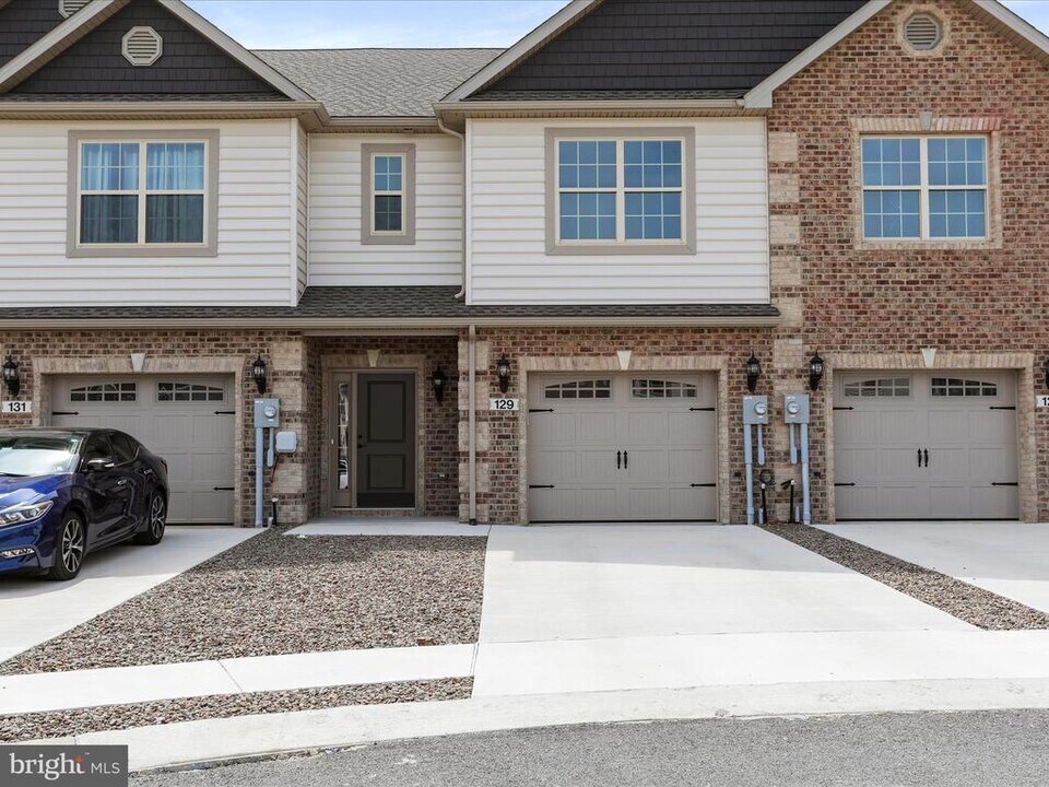 129 Delano Dr in Chambersburg, PA - Building Photo