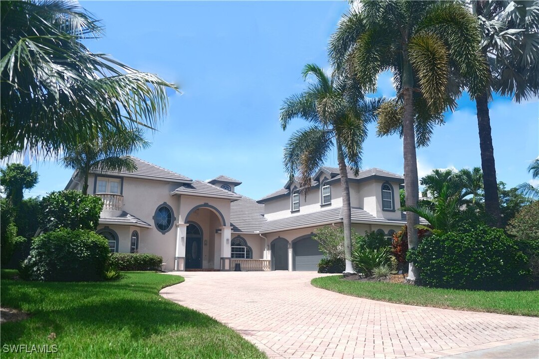 649 Bow Line Dr in Naples, FL - Foto de edificio