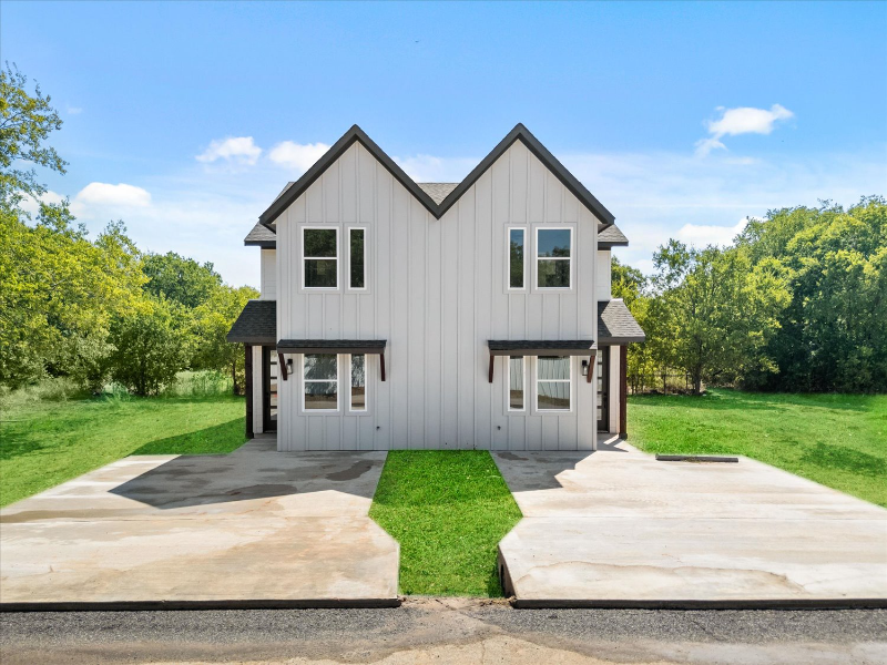 309 S Poplar St in Leonard, TX - Building Photo