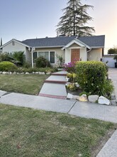 5127 Lindley Ave in Tarzana, CA - Building Photo - Building Photo