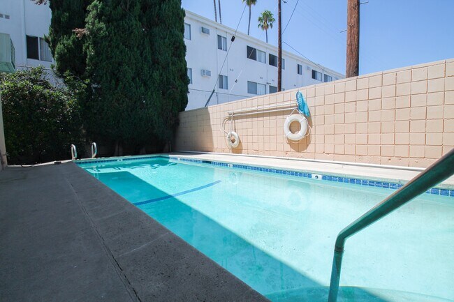 15339 Weddington St in Sherman Oaks, CA - Foto de edificio - Building Photo