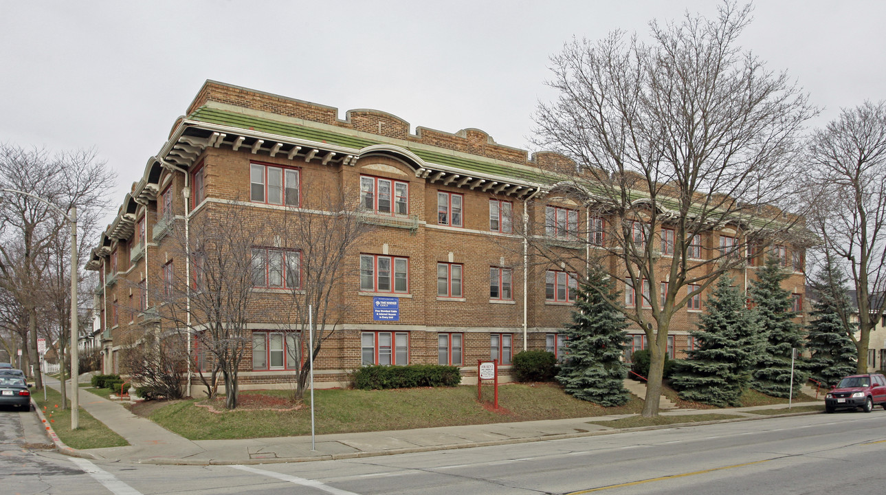 Newport Manor Apartments in Milwaukee, WI - Foto de edificio