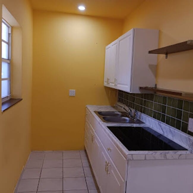 320 NW 33rd St in Miami, FL - Building Photo - Building Photo