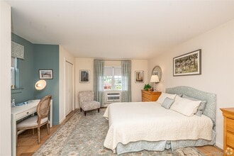 118 Captains Dr in West Babylon, NY - Building Photo - Building Photo