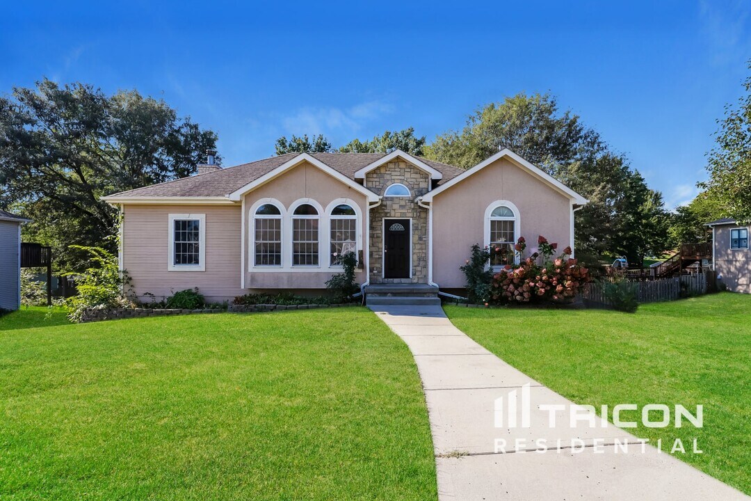 715 Holiday Dr in Lansing, KS - Building Photo