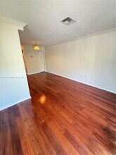 2082 NE 167th St in North Miami Beach, FL - Building Photo - Building Photo