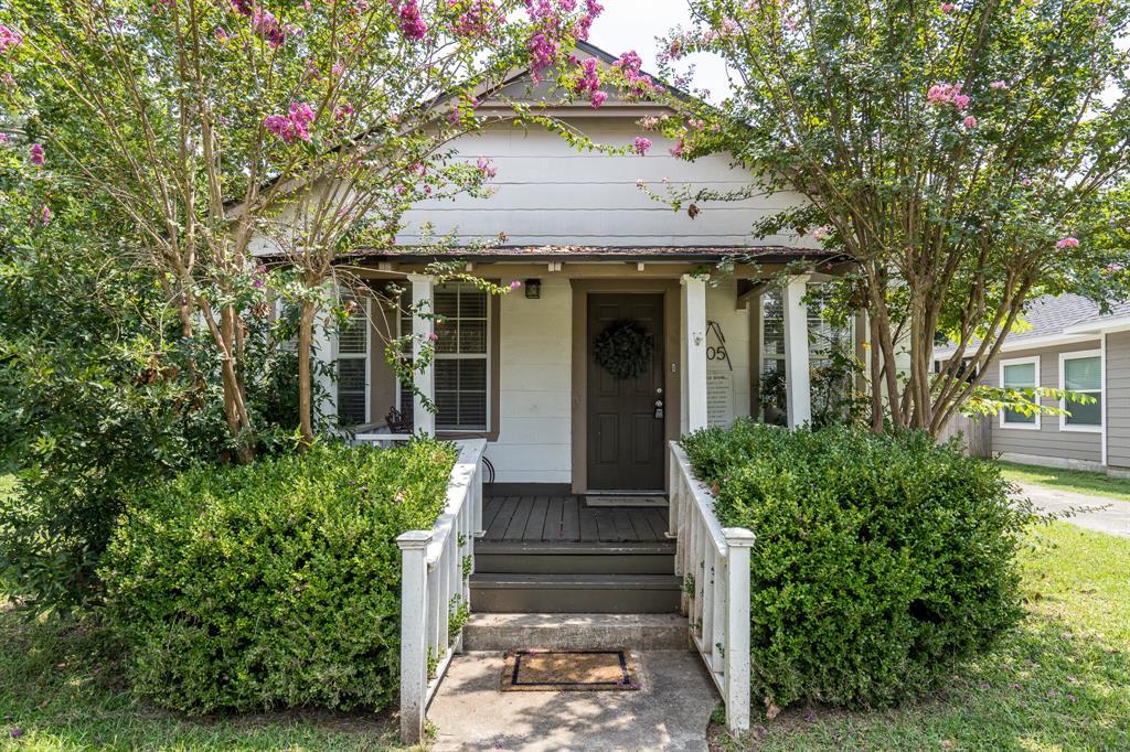 705 Clarence St in Tomball, TX - Building Photo