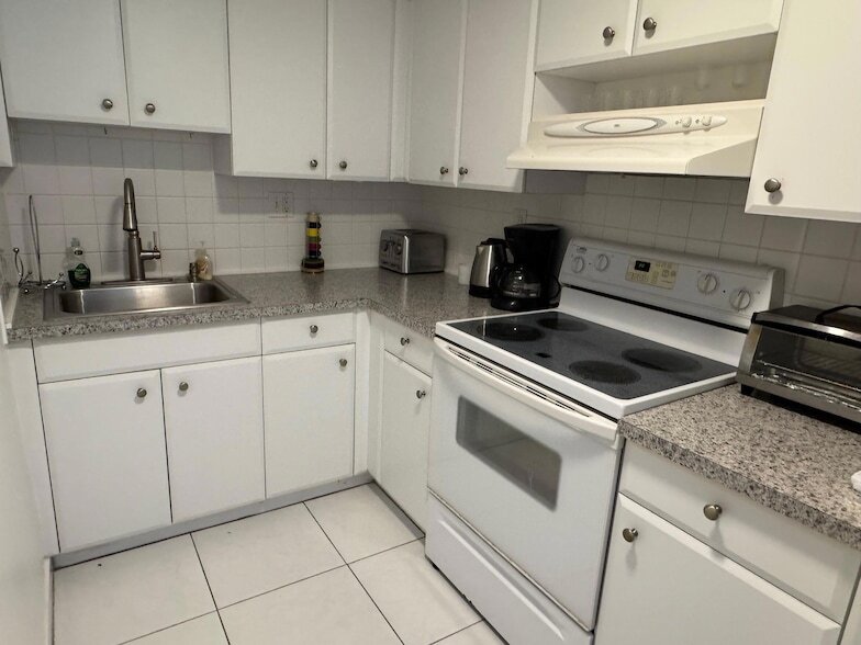 3000 Riomar St, Unit 706 in Fort Lauderdale, FL - Building Photo