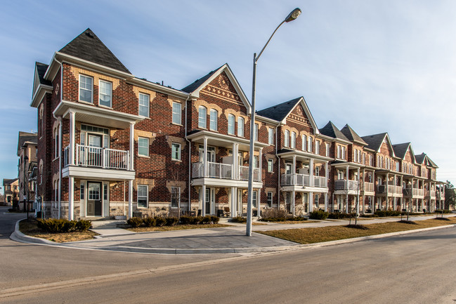 Woodbridge Crossing in Vaughan, ON - Building Photo - Building Photo