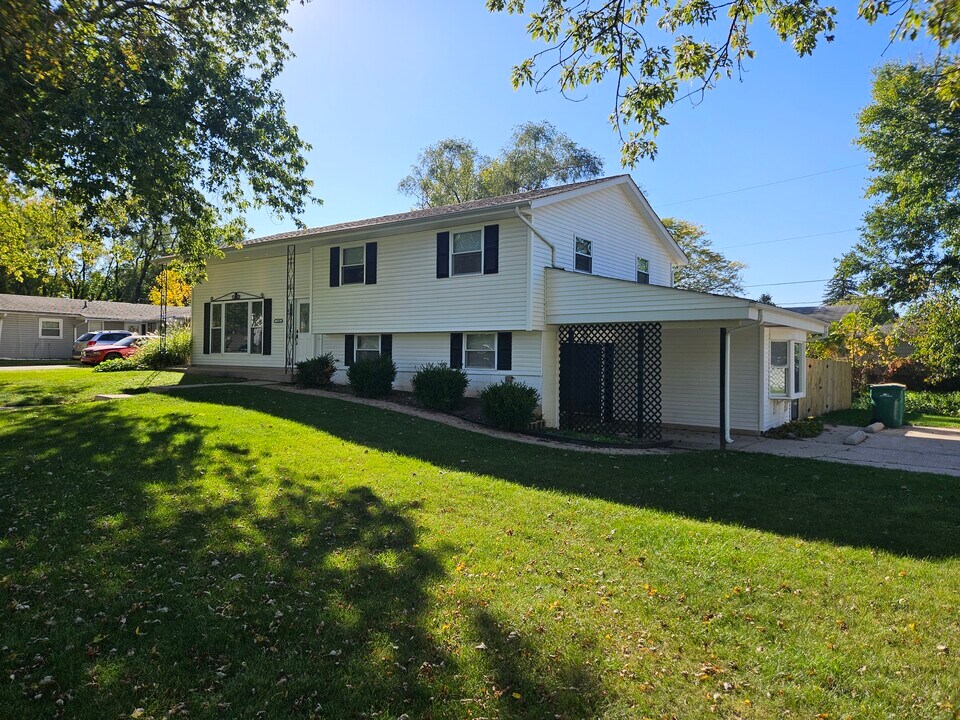 7518 Taney Pl in Merrillville, IN - Building Photo