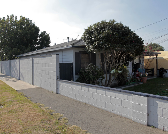 8620 Lampson in Garden Grove, CA - Foto de edificio - Building Photo