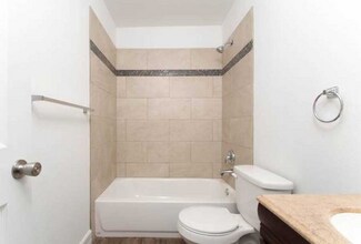 2120 Monterey St, Unit 102 in San Antonio, TX - Foto de edificio - Building Photo