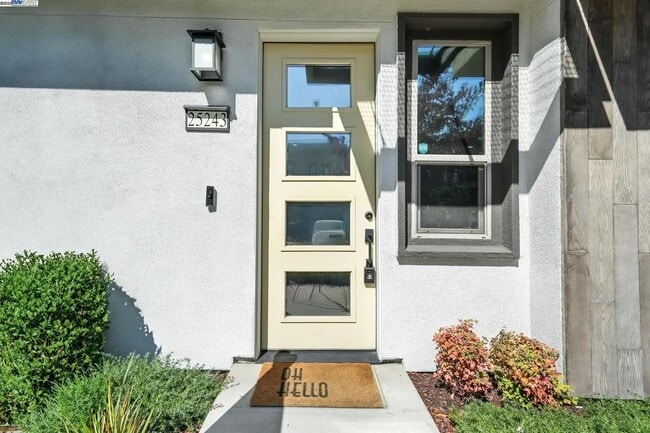 25243 Villager Ln in Hayward, CA - Foto de edificio - Building Photo