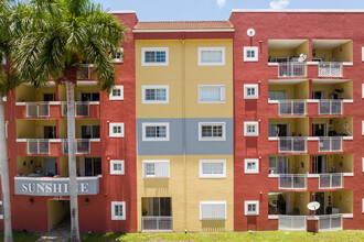 Sunshine Condominiums in Hialeah, FL - Building Photo - Building Photo