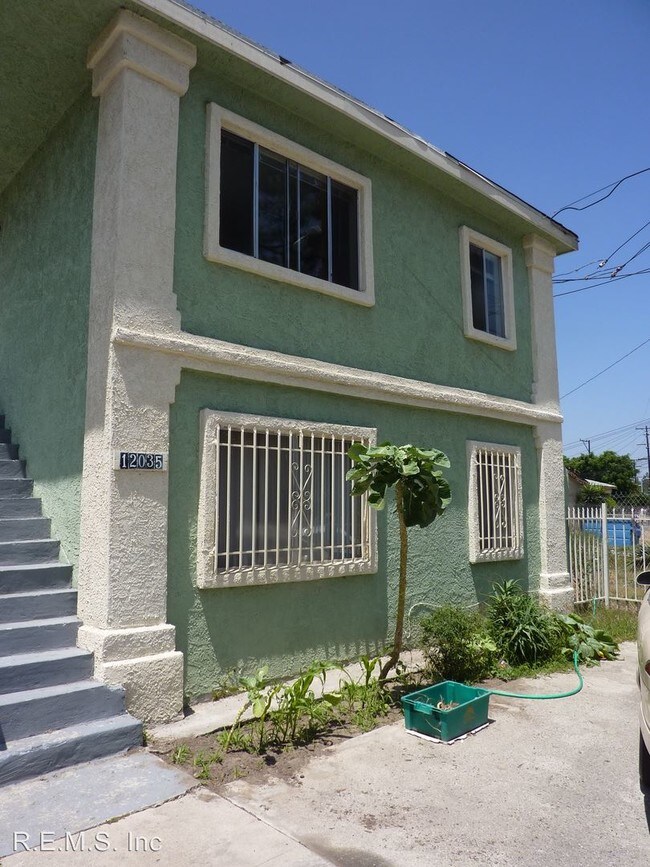 12035 S Willowbrook Ave in Compton, CA - Foto de edificio - Building Photo