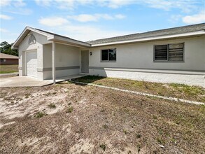 2704 Owen Ave S in Lehigh Acres, FL - Foto de edificio - Building Photo