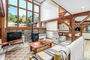 155 Squash Hollow Rd in New Milford, CT - Building Photo